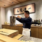 勢麟 - 自慢の天然鰻ですよね⭐︎長谷部大将の笑顔にも注目です。こちらまで嬉しくなってきました。限られた営業日に提供される特別な天然鰻をいただけるなんて幸せです。