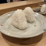 勢麟 - 「冗談ですよ〜」と塩結び（小）がでてきました♪お茶目な長谷部大将の接客も楽しく癒されました♡