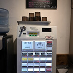 NIBOSHI MANIA - メニューの黒板と券売機