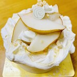 パティスリー リョーコ - 初めて口にした品種の洋梨でしたが、流石女王リョーコ様をも虜にする逸品✨ リンゴのような爽やかな酸味と甘さ、とっても舌触りが滑らかで口内でトロけてしまう果肉&スポンジに2種の神クリームのマリアージュ❤️