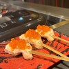 鉄板神社 - 鮭とイクラの親子串