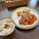 バルバルキッチンアメリ - ランチ：きのことチキンのカチャトラ(¥1,400)
      写真は無いがいつも通り食後のアイスコーヒーS(¥300)を頼んで合計¥1,700のお会計。