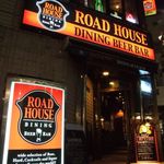 ROAD HOUSE DINING BEER BAR - ようこそロードハウスへ！この看板が目印♪