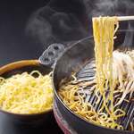 kitaguninojinhoruyafurukawa - ⑥〆のラーメンは鍋にタレ汁を入れ 麺を絡ませてつけ麺風に。 