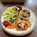 バルバルキッチンアメリ - 週替りランチ：鶏と蓮根の照り焼き
      　　　　　＆ 牛すじと蒟蒻の煮込み(¥800) メイン