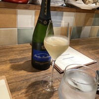 シャンパン食堂 - せっかくなのでシャンパン。わからないし、1番お手頃なものを。