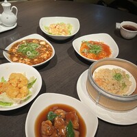 廣東料理 民生 ヒルトンプラザウエスト店 - ズラリと並ぶとなかなか圧巻•*¨*•.¸¸♬︎メインから1人2品選べます。