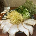 横浜家系らーめん 天王家 寒川総本店 - ネギチャーシュー醤油中盛り、TPのり、カイワレ