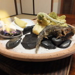 山荘 天水 - 揚げ物は、天ケ瀬産あゆの踊り揚げと、大鶴山菜天婦羅