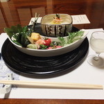 山荘 天水 - 先付は、桜海老とキャベツの昆布押し。。。
