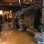 山荘 天水 - フロント後ろの座席も巨石！