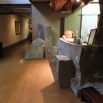 山荘 天水 - フロントは巨大な石！