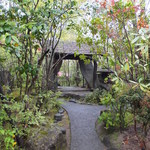 宿には風情のある日本庭園があり、新緑が鮮やかでした。