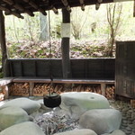 山荘 天水 - 館より駐車場へ。風情ある囲炉裏がありました。