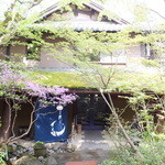 山荘 天水 - 館は新緑に覆われ、何とも言えない風情です。但し、写真の腕が悪いので、実物よりは大分劣りますが。。。