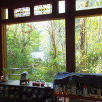 山荘 天水 - カフェの窓からは小川の水面に新緑が映し出され、最高の景色！
