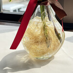 JiProign - この店では花瓶に挿したハーブ類がめちゃめちゃ根を張る。なぜだ？