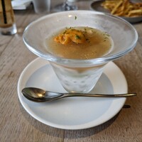 QUAND L'APPETIT VA TOUT VA！ The kitchen＆Wine - ズワイガニとアボカドコンソメのジュレ　ウニ乗せ