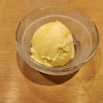 鮨やしろ - バニラアイス　ほうじ茶シロップかけ