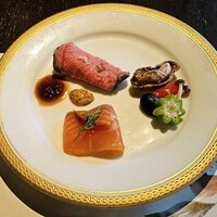 洋食 つばき - 前菜のサーモン、ローストビーフ、野菜