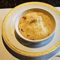 洋食 つばき - エビが食べられないのでマカロニグラタンに変更していただきました。感謝です。ただ相方様の分もマカロニに変えられてしまって申し訳なかったな。前回は私のものだけ対応してくださったので、その点は少しガッカリ