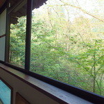 山荘 天水 - 部屋の窓からは一面の新緑！