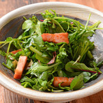 Bacon salad with watercress and baby leaves