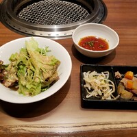 焼肉冷麺 ユッチャン 北新地店 - （※写真4）ミニサラダ・パンチャン・焼肉用タレ