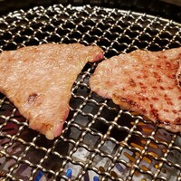 焼肉冷麺 ユッチャン 北新地店 - 肉を焼く様子（裏返した後）