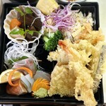 内海八 - お重を真上から。天ぷらあふれすぎw