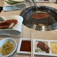 飛騨牛一頭家 馬喰一代 長良本家 - 大きなランプの網焼き。レモンダレがさっぱり。
