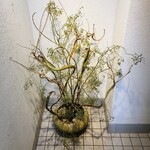 割烹 隆 - 入り口のお花です