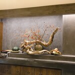 割烹 隆 - カウンター越しのお花です