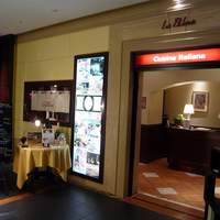 ビランチャ 梅田店 - お店の概観です。高級感を漂わせています。