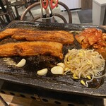 タレ焼肉と包み野菜の専門店 焼肉くるとん - 店員さんが焼いてくれます