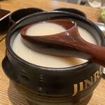 タレ焼肉と包み野菜の専門店 焼肉くるとん - 壺にたっぷり入ったマッコリ