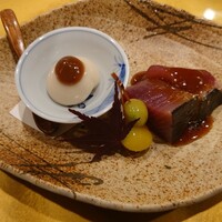 鮨いわもと - 胡麻豆腐と胡桃ソース、戻り鰹の炙りポン酢餡、銀杏の素揚げ