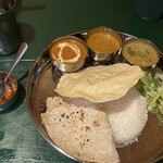 SURYA - ダール(豆)カレーはついていて、他にカレーが2種類選べるライトターリー ¥1,150。サービスでレモンの塩ピクルスもいただけました。