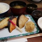 京粕漬 魚久  - あじみせ定食 1620円。