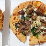 ドミノピザ - ピザBENTO(炭火焼ビーフと＋\150の骨付きフライドチキン) お写真忘れちゃったけどキンキンに冷えたコカコーラゼロもセットです