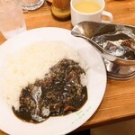 スマトラカレー 共栄堂 - ビーフカレー　奥は熱いコーンスープ