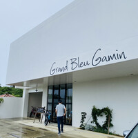 Grand Bleu Gamin - サトウキビ畑のなかに 浮かぶ白亜のたてもの！