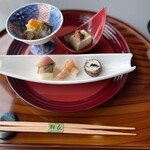 264930913 - 萩豆腐とんぶり山葵
                        小豆枝豆ズワイ蟹 美味出汁
                        占地と菊花の檸檬酢おろし和え
                        精進麩とびこ
                        焼メ鯖の棒寿司酢取り若荷
                        海老クリーム黄身寿司衣被
                        黒胡麻