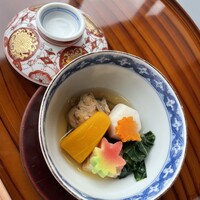 日本料理 羽衣 - 鶏肉と厚揚げの煮物
                      里芋 紅葉人参
                      南瓜 生麩 青菜