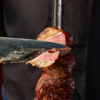 目の前でカットされるシュラスコは圧巻！必ず目の前カット！