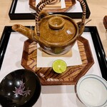 馬車道 大かわ - 土瓶蒸し　　左側のもみじの絵柄が‼️