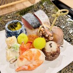 馬車道 大かわ - アップで見ると、海老がウサギさんなんだよ‼️感動✨大かわ名物の鯖寿司、新銀杏、つぶ貝煮、石川小芋の衣かつぎ、卵黄の味噌漬のお月様、柿と枝豆の白和え、もずく酢と菊花