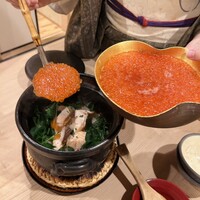 馬車道 大かわ - 秋鮭と三つ葉の炊き込みご飯に、新イクラをドバドバ‼️