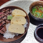 肉卸小島 - 黒毛和牛ステーキとだし巻き卵の2色丼
