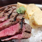 肉卸小島 - 黒毛和牛ステーキとだし巻き卵の2色丼